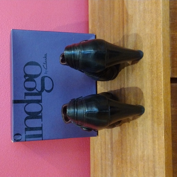 Indigo by Clarks women's Hedda Black Lea booties. EUC like new in box. Size 9M. - Picture 5 of 11